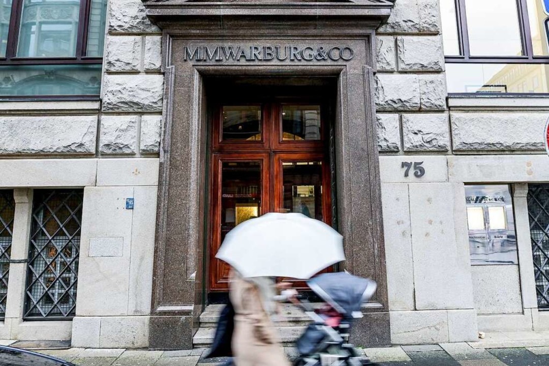 Eingangstür des Bankhauses Warburg in Hamburg  | Foto: Axel Heimken