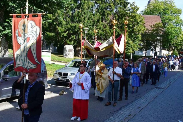 Die Glubigen um Pfarrer Ivan Hoyanic ...n durch die Straen von Hchenschwand.  | Foto: Stefan Pichler