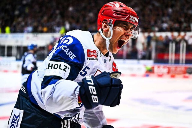 Filip Reisnecker bejubelt seinen Treffer fr die Wild Wings in Iserlohn.  | Foto: IMAGO/Jonas Brockmann/ Eibner-Pressefo