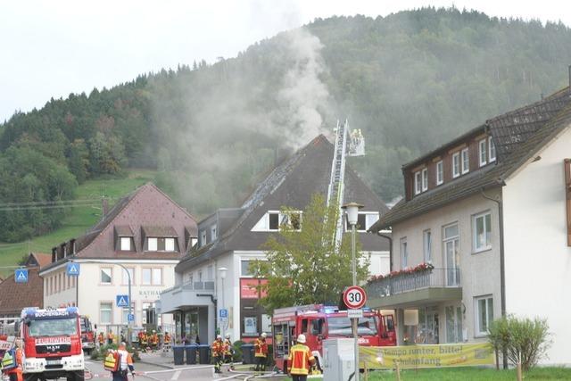 Dachstuhlbrand in Buchenbachs Ortsmitte sorgt für Großeinsatz