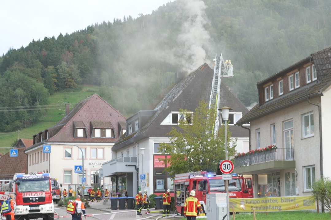 Die Feuerwehr löschte einen Brand in der Ortsmitte von Buchenbach.  | Foto: Anton Schuler