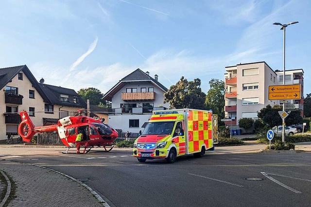 Zwei Menschen wurden bei einem Unfall ... Hubschraubern abtransportiert werden.  | Foto: Julia Becker