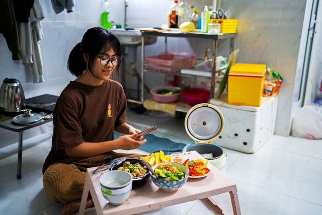 Die 20-jhrige Vietnamesin Chi  in ihrem Studentenzimmer in Da Nang.  | Foto: Bastian Kabuth