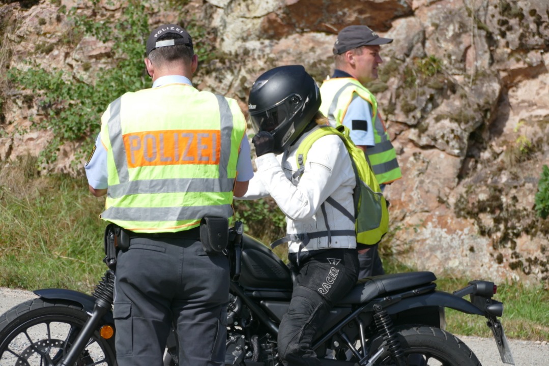 Vier Stunden lang hat die Polizei Moto...er L170 rund um Bonndorf kontrolliert   | Foto: Verena Pichler
