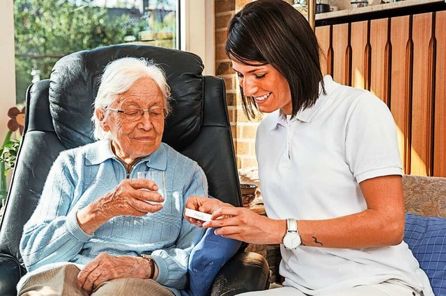 Die Ausbildung zur Pflegefachperson da...f einen vielfltigen Berufsalltag vor.  | Foto: Ingo Bartussek (stock.adobe.com)