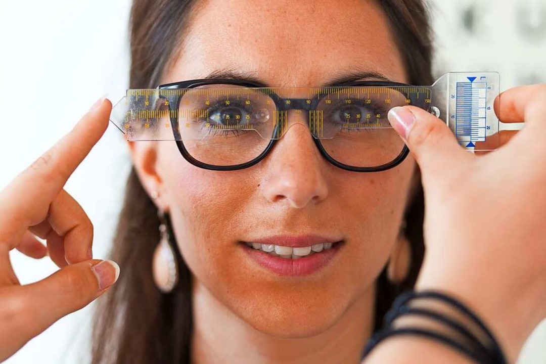 Augenoptiker sind nicht nur Stilberate...s die Brille richtig im Gesicht sitzt.  | Foto: Heike Skamper (dpa)