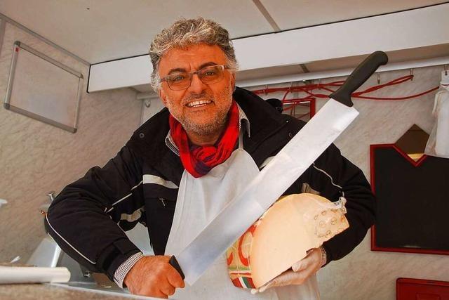 Guiseppe Romano zaubert ein bisschen Bella Italia auf den Rheinfelder Wochenmarkt
