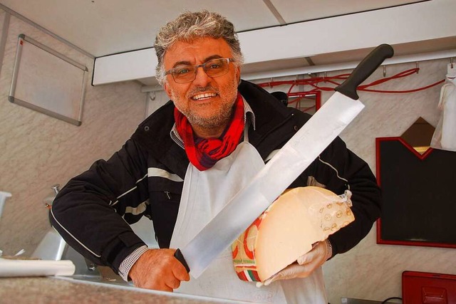 Guiseppe Romano zaubert ein bisschen Bella Italia auf den Wochenmarkt.  | Foto: Petra Wunderle