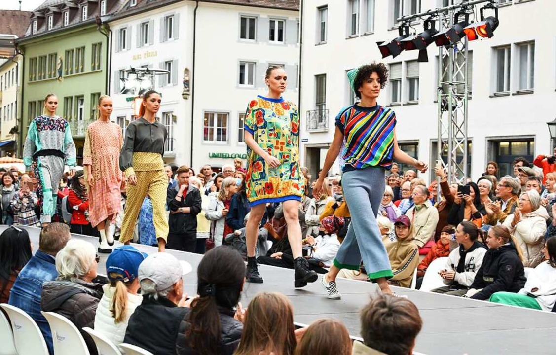 Auch beim diesjährigen Fashion&amp;Foo...er einen Catwalk auf dem Münsterplatz.  | Foto: Rita Eggstein