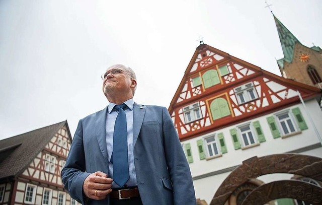Kommunalpolitiker Wolfgang Fait (link... geht auf Distanz zu  Hubert Aiwanger.  | Foto: Marijan Murat