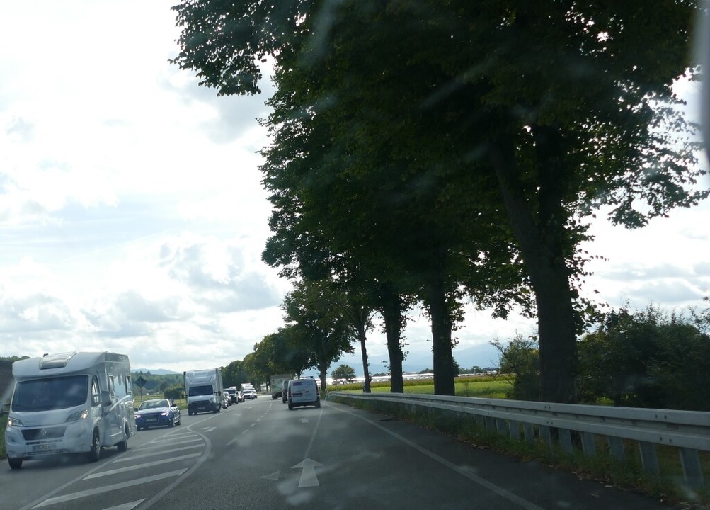 Gegen 12.30 Uhr kam es auf den Umfahru... die B3, zu erheblichen Verzgerungen.  | Foto: Martin Bos