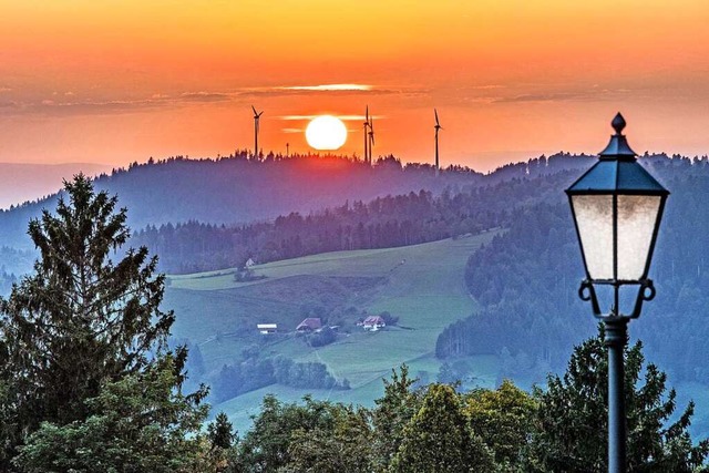 Ein Bild wie eine Komposition: Wind- u...rgie bringen die Laterne zum Leuchten.  | Foto: Bernd Wehrle