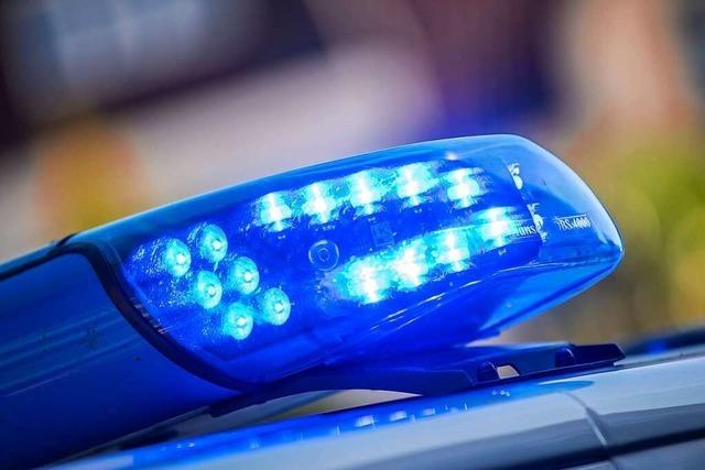 Auto prallt in Freiburg-Rieselfeld gegen Straenbahn – eine Verletzte