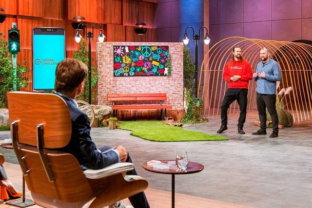 Simon (roter Pullover) und Daniel Heitz stellen ihre Idee vor.  | Foto: RTL/Bernd-Michael Maurer