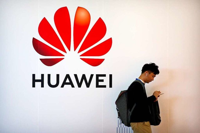 Ein Huawei-Smartphone zu besitzen, ist...in politisches Statement (Symbolfoto).  | Foto: Mark Schiefelbein (dpa)