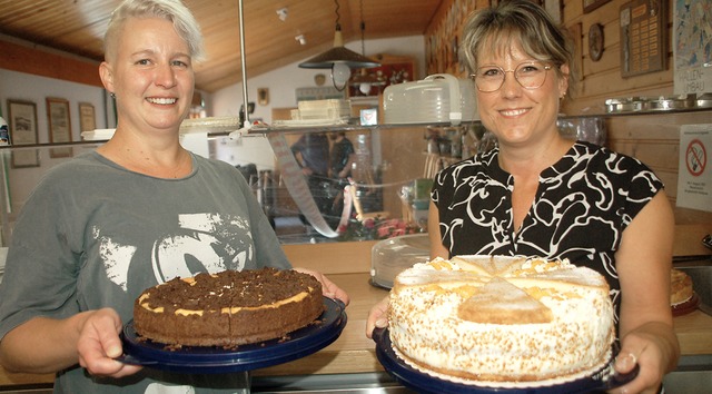 Beim Mauritiusfest sorgten selbstgebackene Kuchen fr ein Kuchenbffet.  | Foto: Petra Wunderle