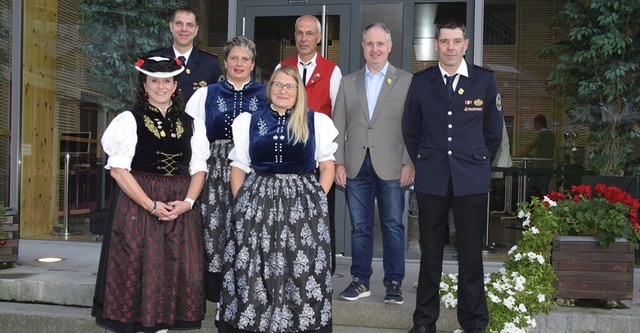 Die Geehrten vor dem Todtnauer Rathaus...in Bhler und Jrg Schwan (von links).  | Foto: Ulrike Jger