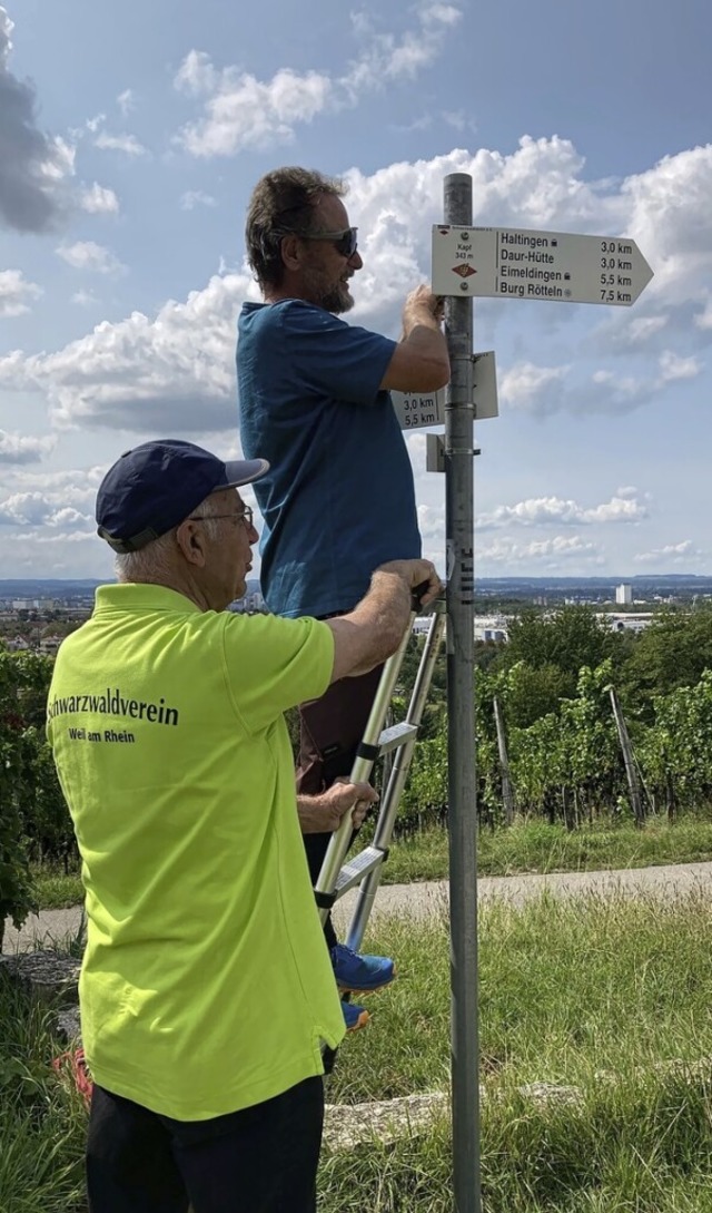 Die Wegewarte des Schwarzwaldvereins v...ndigen immer wieder die Beschilderung.  | Foto: Heidemarie Wussler