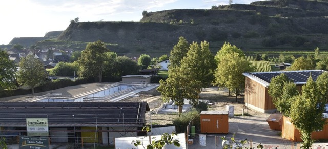 Im  Freibad  ist das neue Edelstahlbec...vorne der eingerstete Eingangsbereich  | Foto: Thomas Rhenisch