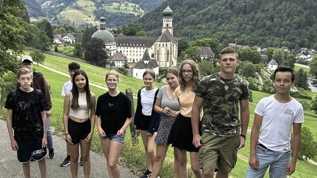 Die Firmanden auf ihrer Quiz-Wanderung oberhalb des Klosters St. Trudpert   | Foto: Manfred Lange