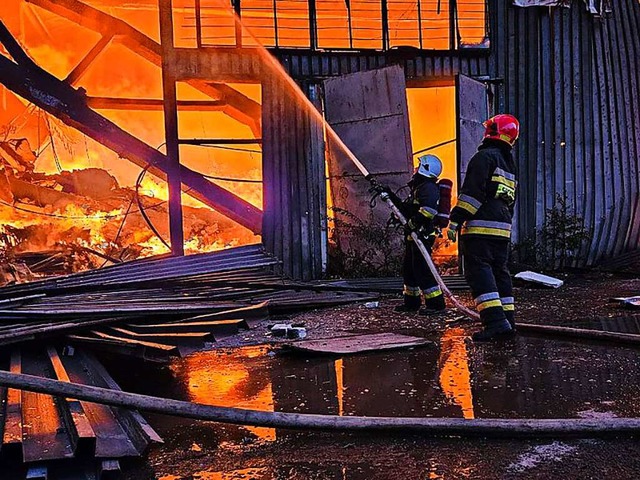 Auf diesem vom ukrainischen Katastroph...er nach einem Luftangriff zu lschen.   | Foto: Ukrainian Emergency Service/AP/dpa