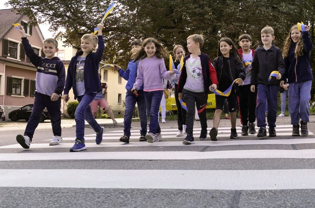 Kinder testeten den neuen Zebrastreifen an der Grabenstrae gleich mal.  | Foto: Susanne Ehmann