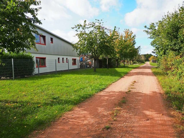 Dieser Feldweg markiert das  Ende des ...terkommunales Gewerbegebiet entstehen.  | Foto: Herbert Frey