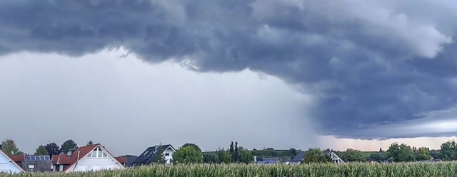 Eine sogenannte Shelf-Cloud, eine tief...aler Wolkenkeil, zog ber die Ortenau.  | Foto: Einsatz-Report24