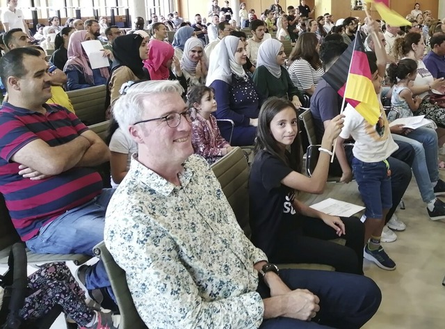 Im Sitzungssaal des Landratsamtes traf...ud Stark (Mitte) und Klaus Schweizer.   | Foto: Winfried Kninger