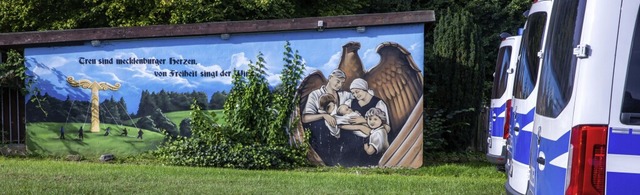 Einsatzfahrzeuge der Polizei stehen be...ck in Jamel in Mecklenburg-Vorpommern.  | Foto: Jens Bttner (dpa)