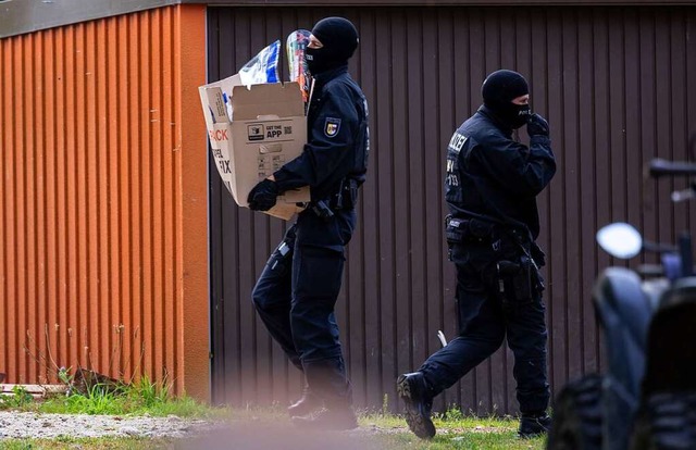 Polizisten bei einer Hausdurchsuchung eines Hammerskins-Mitglieds  | Foto: Jens Bttner (dpa)