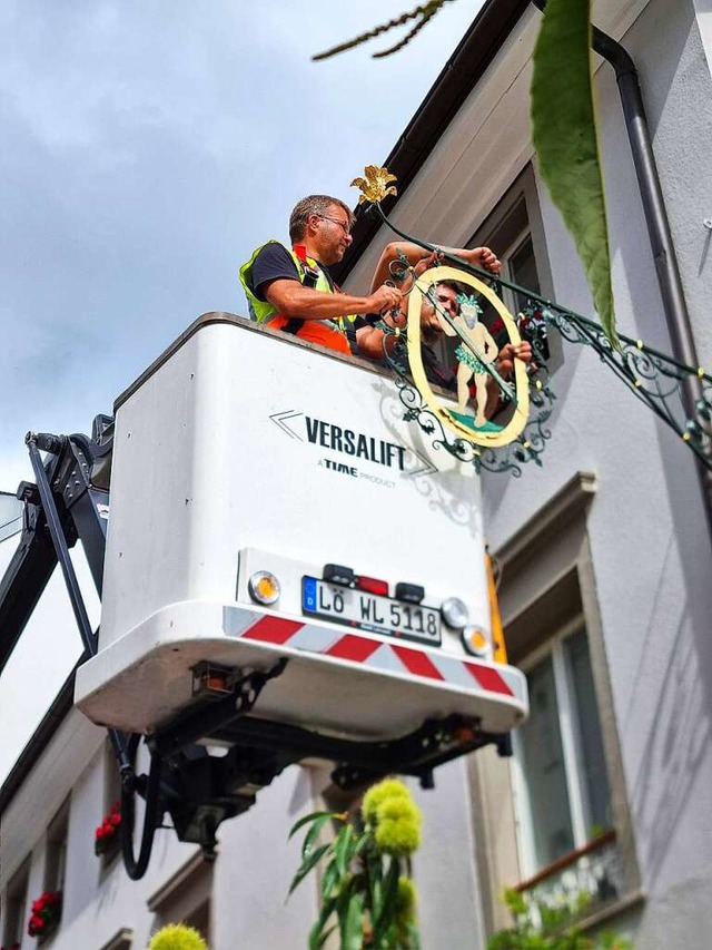 Die Firma Ginz und der Lrracher Werkh...hild an die Aufhngung am Wilden Mann.  | Foto: Jan Merk