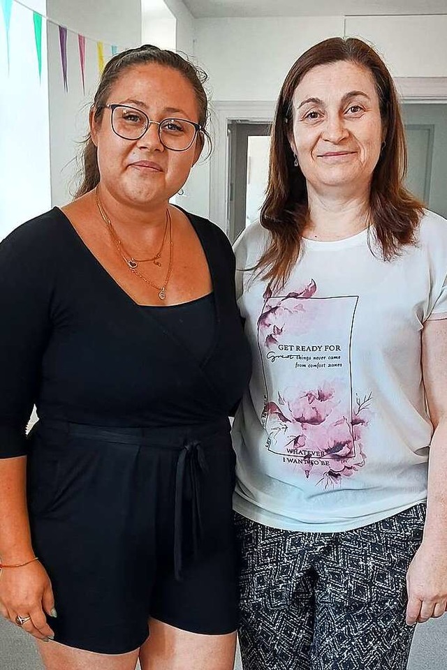 Viktoria Klem (links) und Tatjana Schn...e um die &#8222;kleinen Elfen&#8220;.   | Foto: Uwe Schwerer