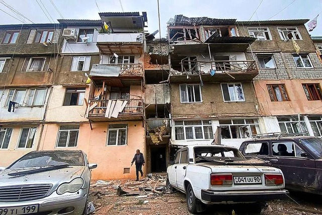 Ein beschdigtes Wohnhaus nach einem Beschuss. Nun soll eine Feuerpause gelten.  | Foto: Siranush Sargsyan (dpa)