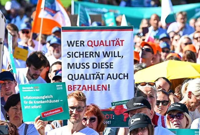 Bei einem bundesweiten Protesttag der ...ern auf dem Schlossplatz in Stuttgart.  | Foto: Bernd Weibrod (dpa)