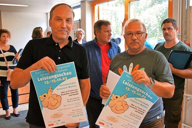 HGV-Vorsitzender Joachim Schlageter (l... Plakate der kommenden Leistungsschau.  | Foto: Heinz und Monika Vollmar