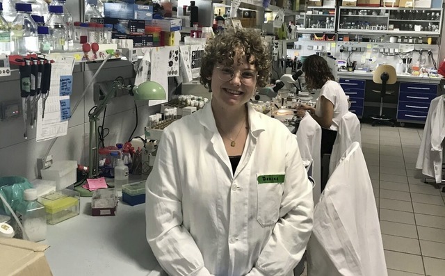 Denise Dannenberger vom Biotechnologis...sium im Labor der Universitt Trento.   | Foto: Justus-von-Liebig-Schule