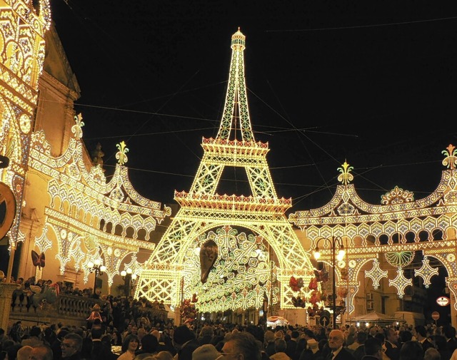 Prchtige Illuminationen gibt es beim Erasmusfest in Santeramo. 