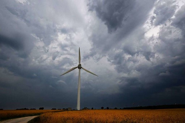 Die Meinungen zur Windkraft gehen auseinander.  | Foto: Julian Stratenschulte (dpa)