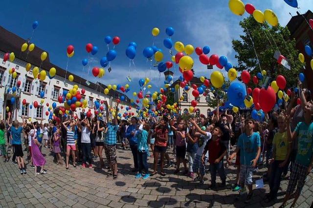 Zum Finale der Prventionstage lieen ...es Frderzentrums Luftballons steigen.  | Foto: Volker Mnch