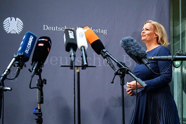 Nach ihrer Befragung im Innenausschuss...Nancy Faeser die Mikrofone der Presse.  | Foto: Bernd von Jutrczenka (dpa)