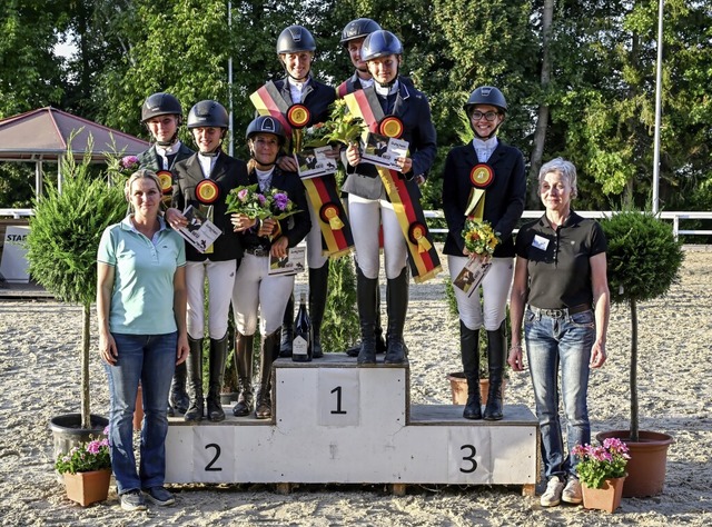 Siegerehrung  mit Nicole Dreher vom RC...ine Amann-Ott  vom Reiterring (rechts)  | Foto: Achim Keller