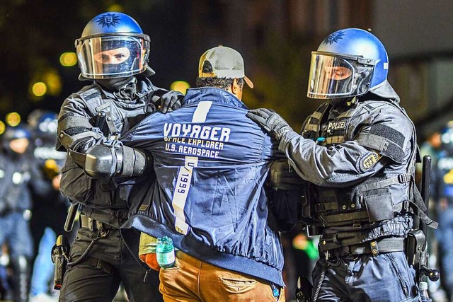 Am vergangenen Samstag hat die Polizei.... Dabei wurden 31 Polizisten verletzt.  | Foto: Jason Tschepljakow (dpa)