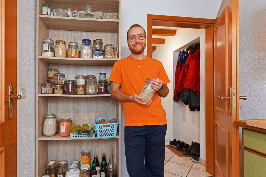 Anstatt eines Kühlschranks hat Lorenzo...Regal voll  unverpackter Lebensmittel.  | Foto: Martin Schulte-Kellinghaus