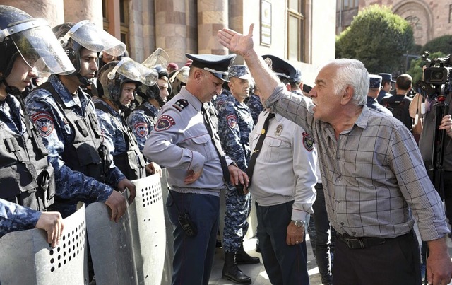 In Armeniens Hauptstadt kam es zu Prot... Regierung habe zu schnell aufgegeben.  | Foto: KAREN MINASYAN (AFP)
