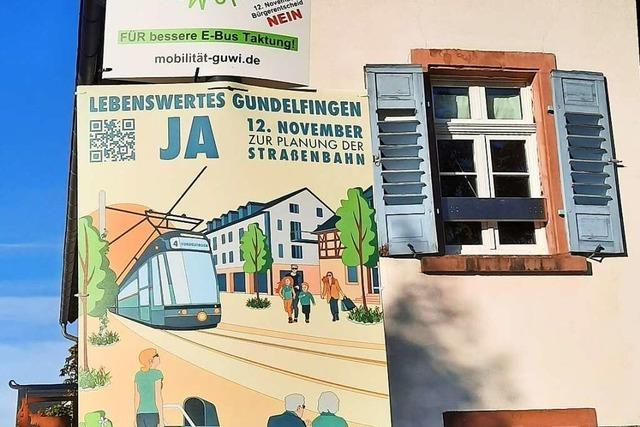 Befürworter der Straßenbahn in Gundelfingen werben auf Plakaten für Wiederaufnahme der Planung