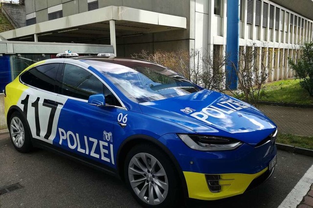 Die Kantonspolizei ist mit einem Fahrzeug und einem Motorrad vor Ort.  | Foto: Michael Baas