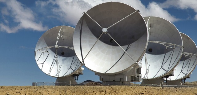 Die 66 Parabolantennen des Teleskops &...chtbaren Lichtwellen sichtbare Bilder.  | Foto: Picturellarious (stock.adobe.com)