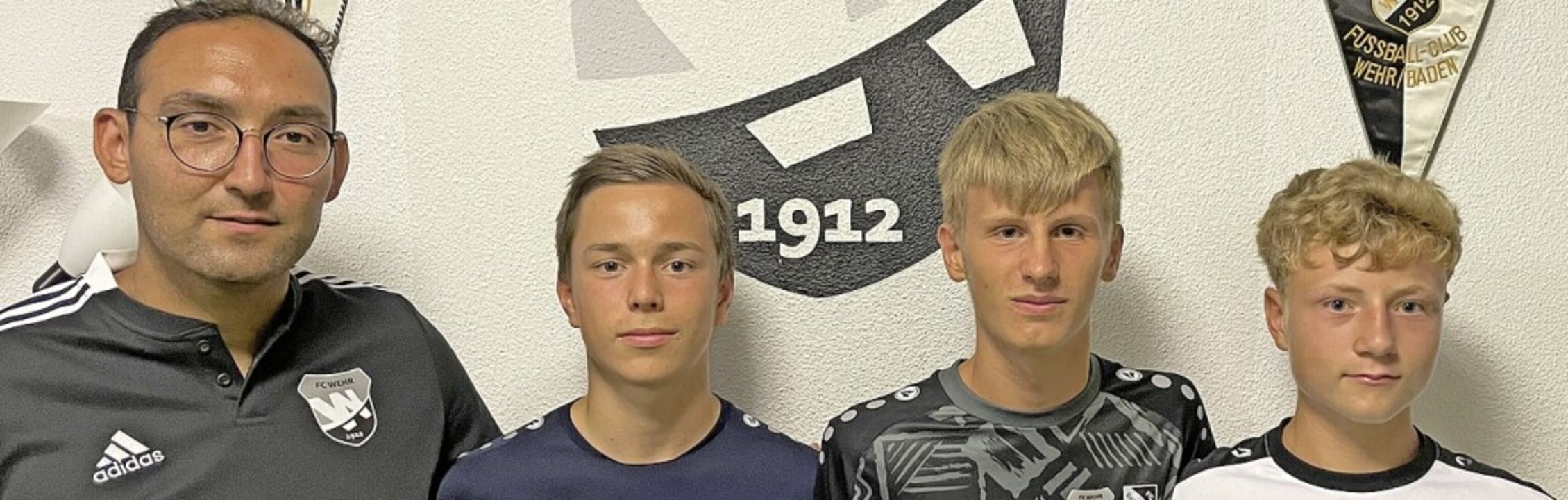 Der neue Jugendleiter des FC Wehr, Ahm...ür jeweils zehnjährige Mitgliedschaft.  | Foto: Gerd Leutenecker