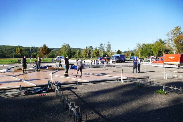 Vorher: Mittwochnachmittag begann der ... auf dem Freibad-Parkplatz in Steinen.  | Foto: Katrin Fehr